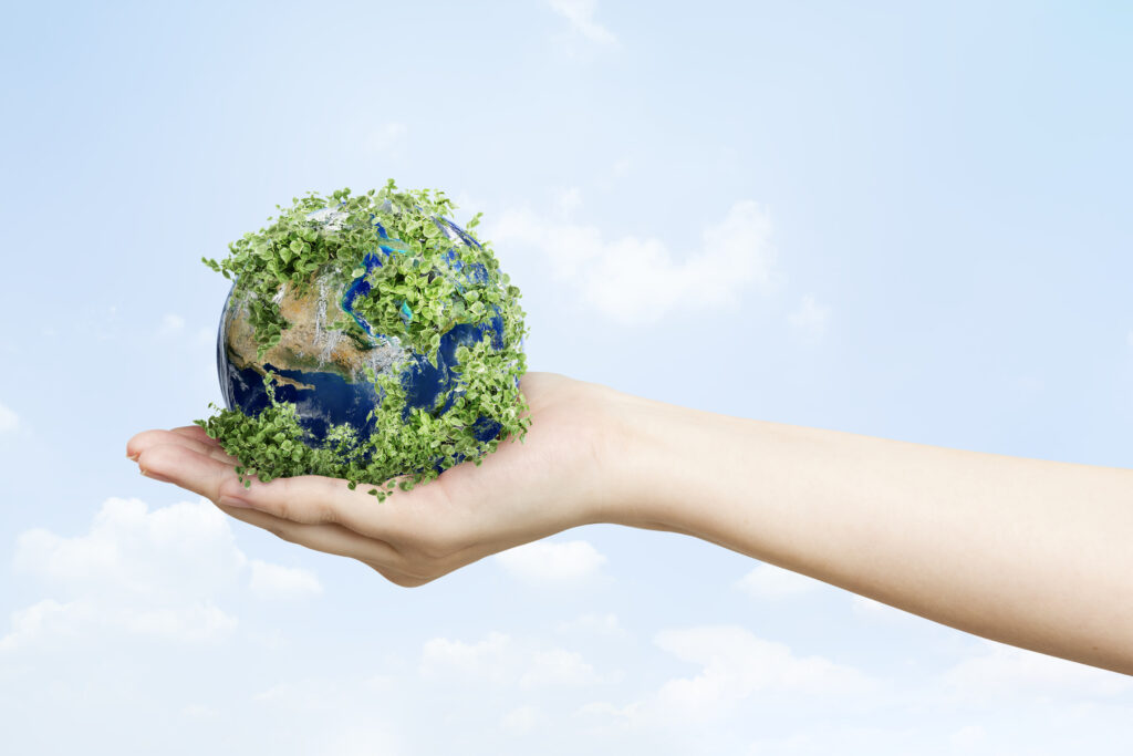 Zrównoważone życie ekologiczna - ręka trzymająca zieloną planetę Ziemię