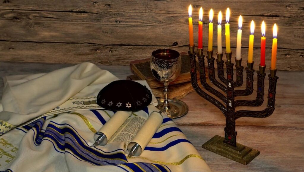 Grafika przedstawiająca przedmioty charakterystyczne dla obchodów świąt żydowskich