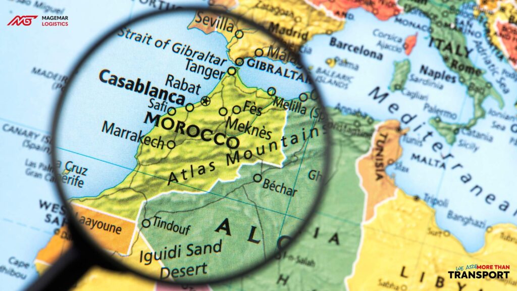 Obrazek przedstawia powierzchnię Maroko na mapie politycznej w powiększeniu przez lupę